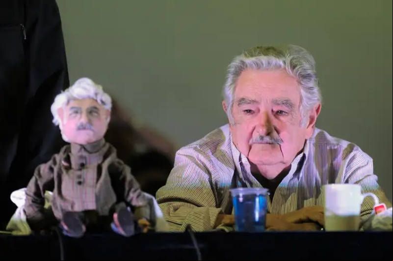 Foto: Fernando Frazão/Arquivo/Agência Brasil – José Mujica durante encontro com estudantes na Concha Acústica da Uerj, no campus do Maracanã, em 2015 